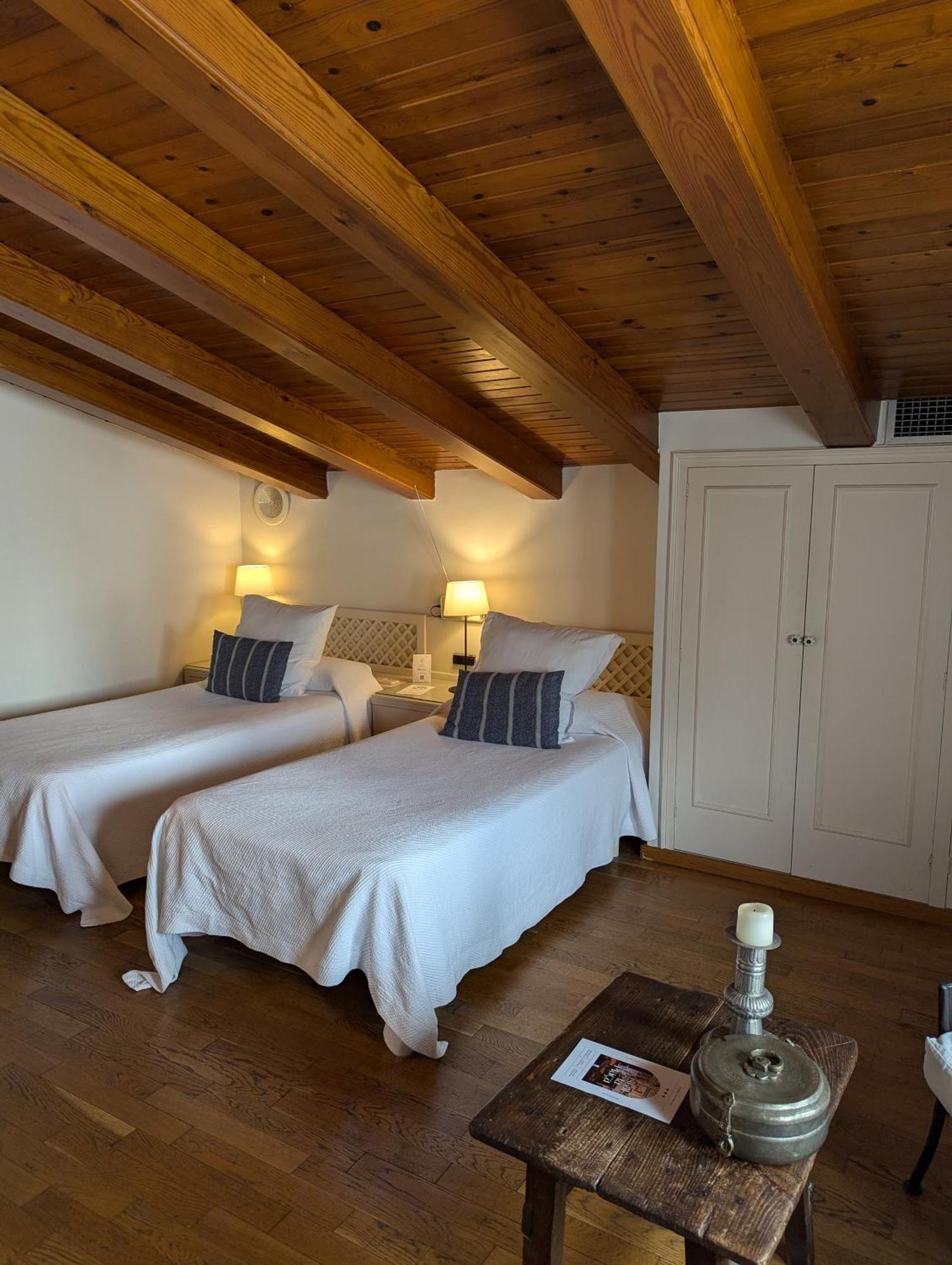 Hostal De La Placa - Hotel Boutique Cabrils Eksteriør bilde